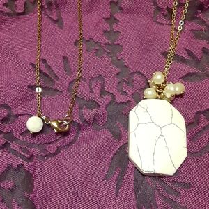 🌹Gold tone pearly beads with stone like focus